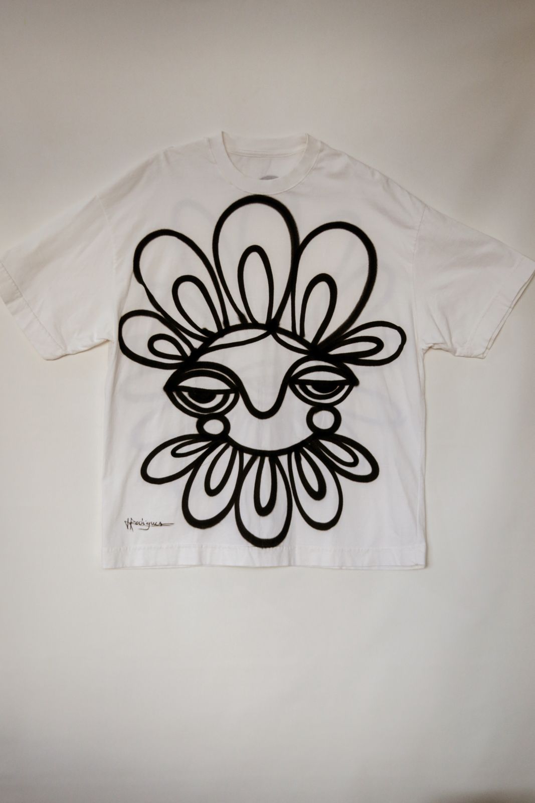 Camiseta Spray "Olhar Floral" — Peça Única Oversized G