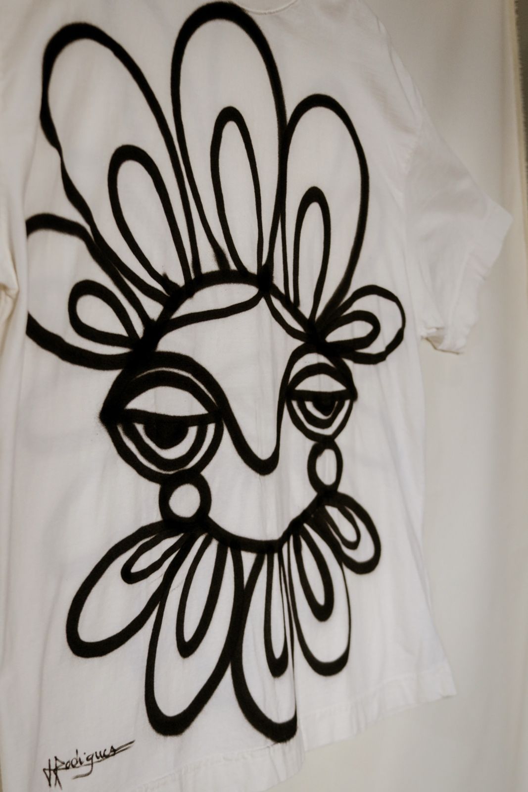 Camiseta Spray "Olhar Floral" — Peça Única Oversized G