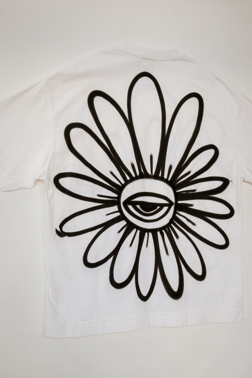 Camiseta Spray "Olhar Floral" — Peça Única Oversized G