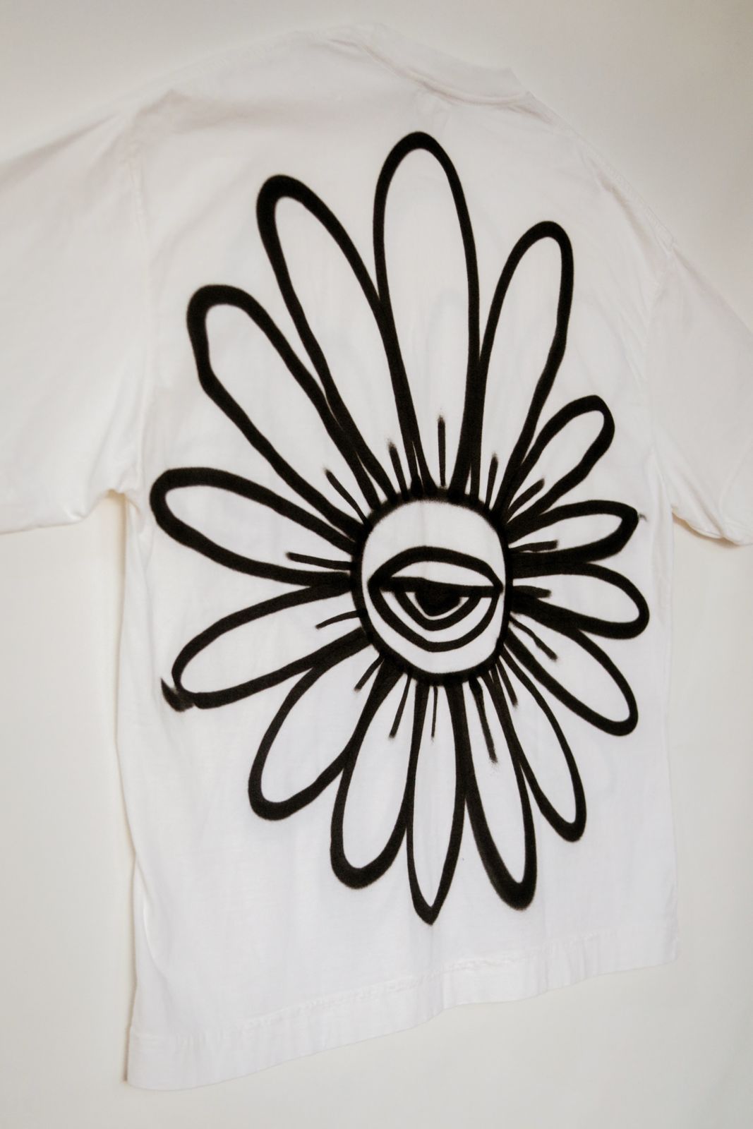 Camiseta Spray "Olhar Floral" — Peça Única Oversized G