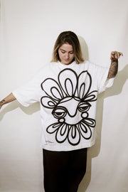 Camiseta Spray "Olhar Floral" — Peça Única Oversized G