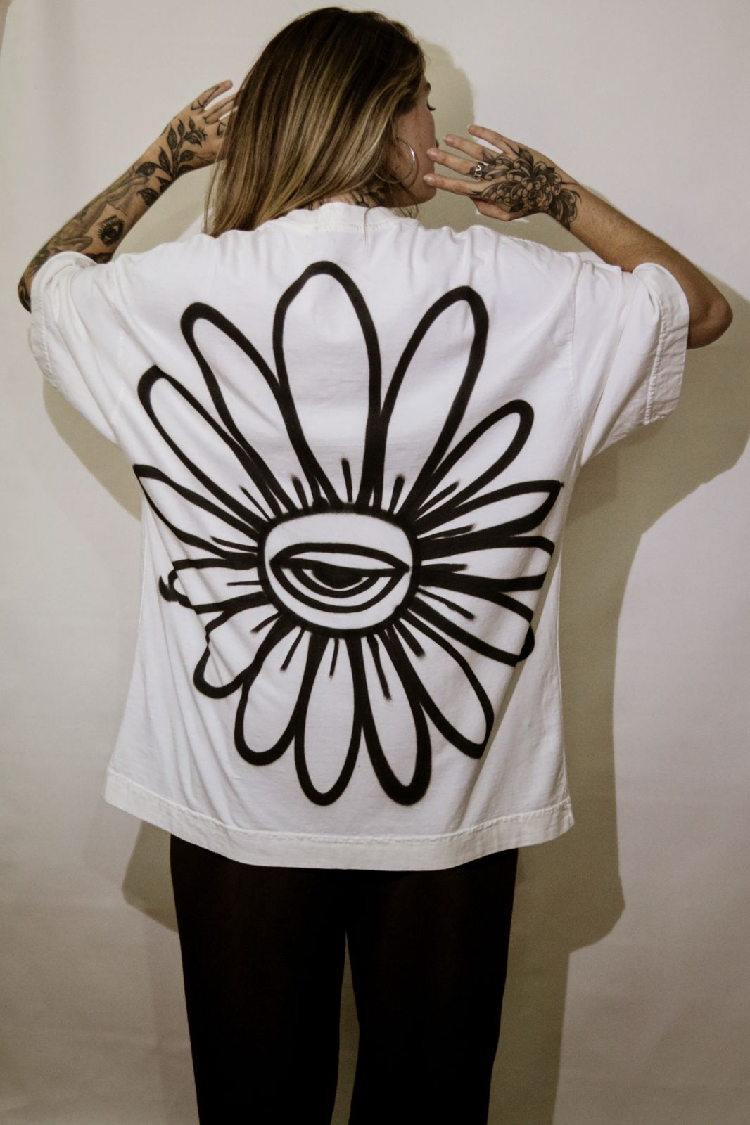 Camiseta Spray "Olhar Floral" — Peça Única Oversized G
