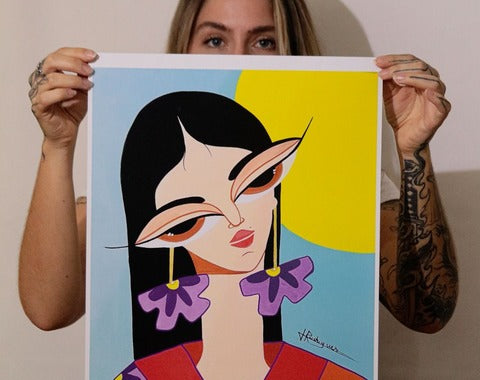 Julia Rodrigues em retrato com uma obra autoral